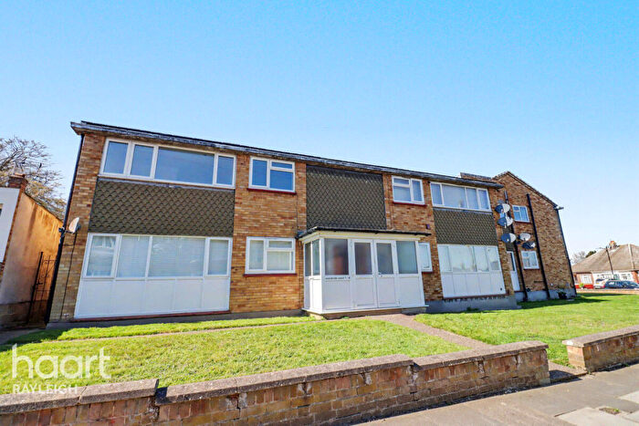 2 Bedroom Flat For Sale In Woodside, Leigh-on-Sea, SS9