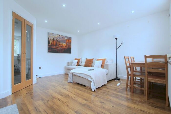 2 Bedroom Maisonette To Rent In Franklin Way, Croydon, CR0