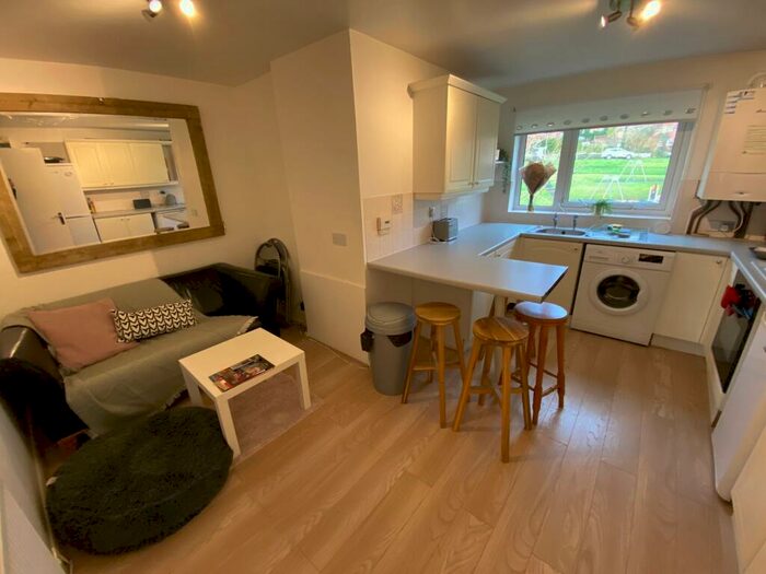 4 Bedroom Flat To Rent In Woolford Close, Winchester, SO22