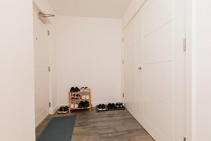 2 Bedroom Flat For Sale In Flatts Close, Bristol, BS34