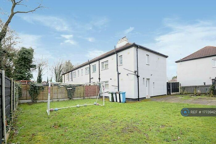 3 Bedroom End Of Terrace House To Rent In Melford Avenue, Manchester, M40