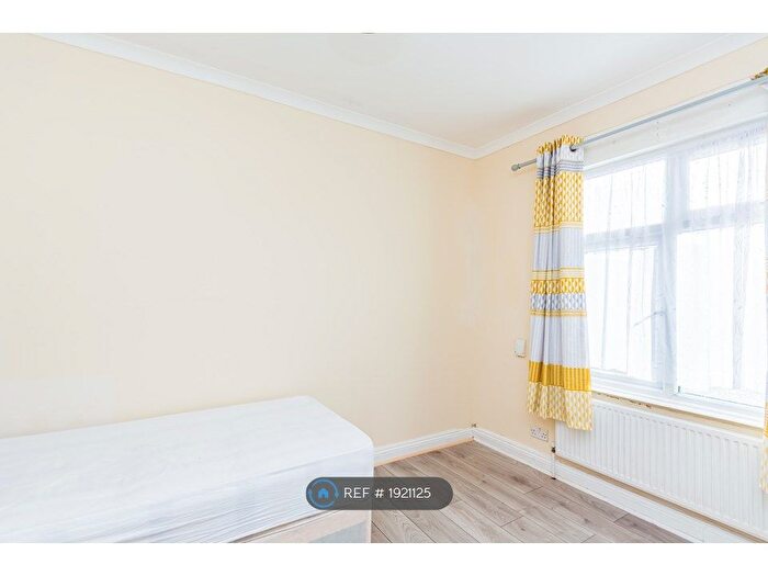 8 Bedroom Detached House To Rent In Farnburn Avenue, Slough, SL1