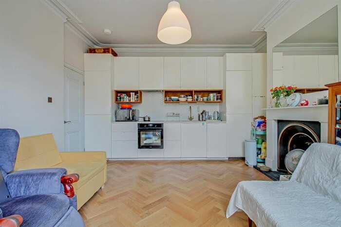 2 Bedroom Apartment For Sale In Gainsborough Road, London, N12