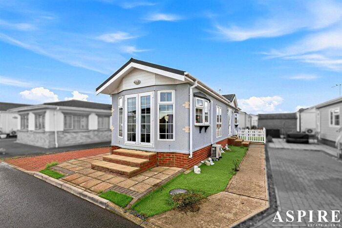 1 Bedroom Mobile Home For Sale In Creek Road, Canvey Island, SS8