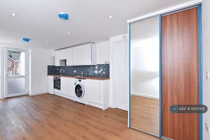 Studio To Rent In High Street, Crowthorne, RG45