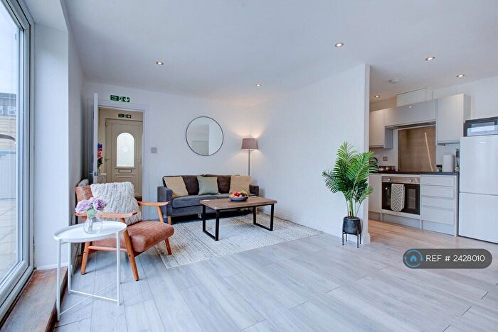 3 Bedroom Maisonette To Rent In Brentwood Road, Romford, RM1