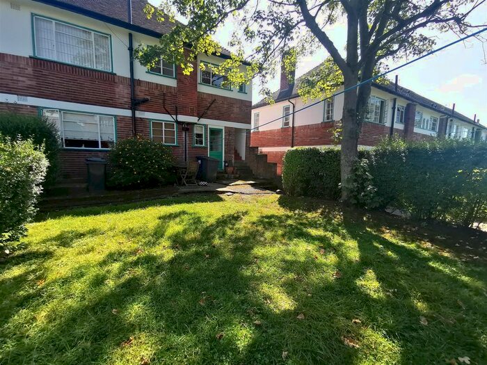 2 Bedroom Flat To Rent In Ossulton Way, Hampstead Garden Suburb, London, N2