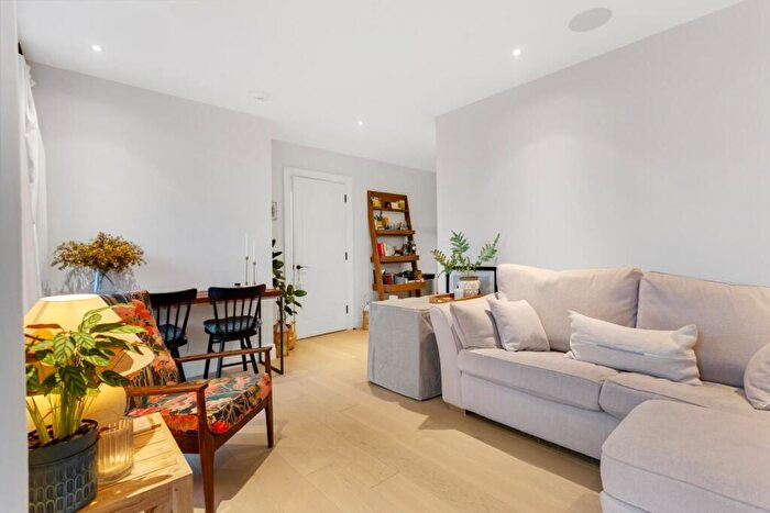 1 Bedroom Apartment For Sale In Espalier Gardens, Kilburn, W.Hampstead Borders, London, NW6