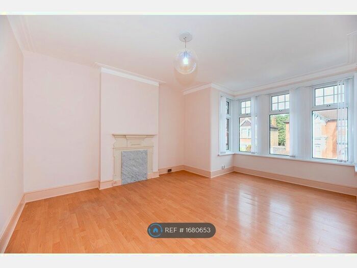 3 Bedroom Flat To Rent In Clarendon Gardens, Ilford, IG1