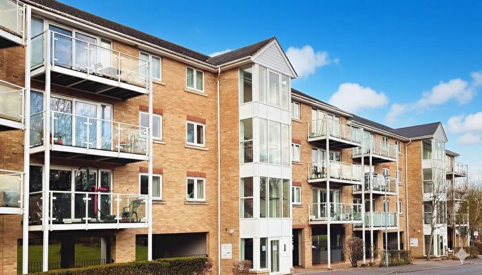 2 Bedroom Flat For Sale In Foxglove Way, Luton, Bedfordshire, LU3
