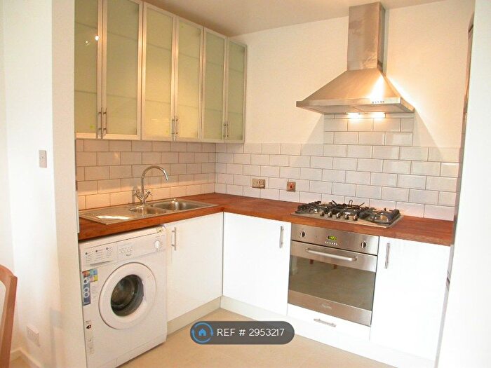 4 Bedroom Flat To Rent In Clapham Common, London, SW4