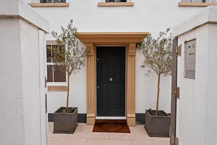 3 Bedroom Detached House For Sale In Hooley Lane, Redhill, RH1