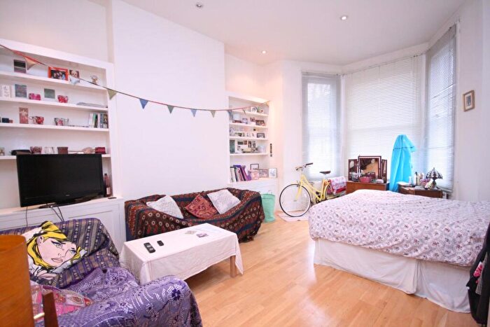 2 Bedroom Flat To Rent In Hillmarton Road, Islington, N7