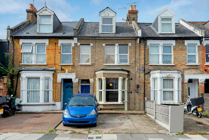 2 Bedroom Flat To Rent In Parkhurst Road, London, N11