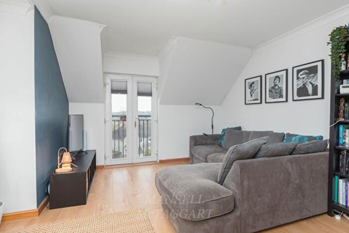 1 Bedroom Flat For Sale In Hermitage Road, East Grinstead, RH19