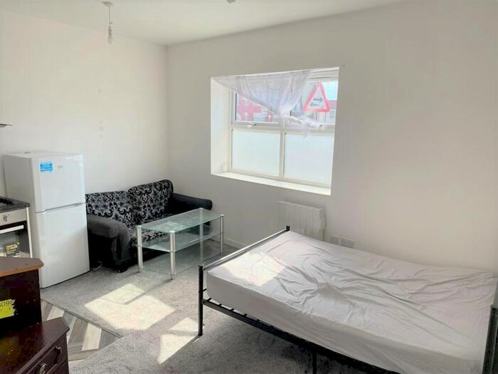 Studio To Rent In Queens Road, Aldershot, GU11