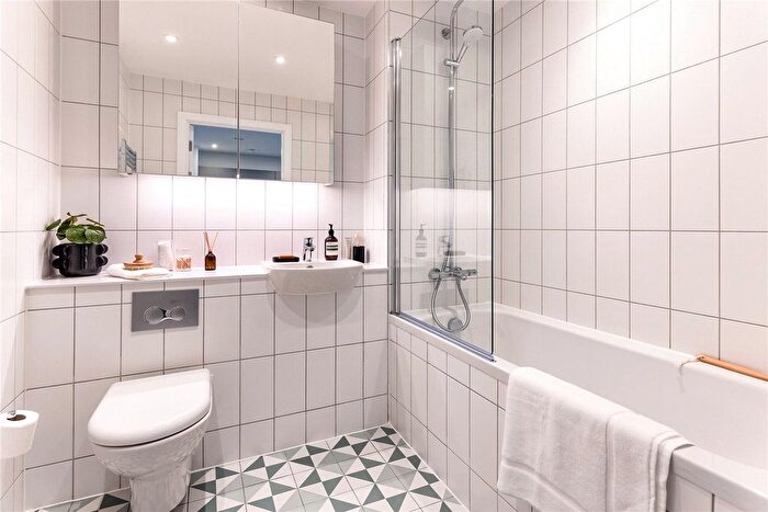 2 Bedroom Flat To Rent In Uncle Leeds, Whitehall, LS12