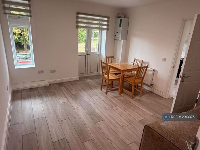 3 Bedroom Flat To Rent In Leighton Buzzard Road, Hemel Hempstead, HP1