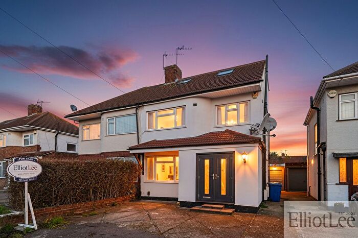 4 Bedroom Semi Detached House For Sale In Warwick Avenue, Harrow, HA2