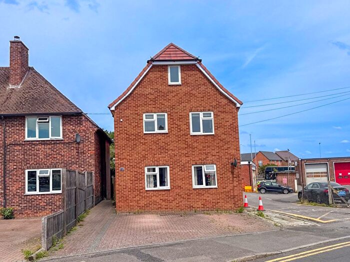 2 Bedroom Maisonette For Sale In Hawthorn Road, Newbury, RG14