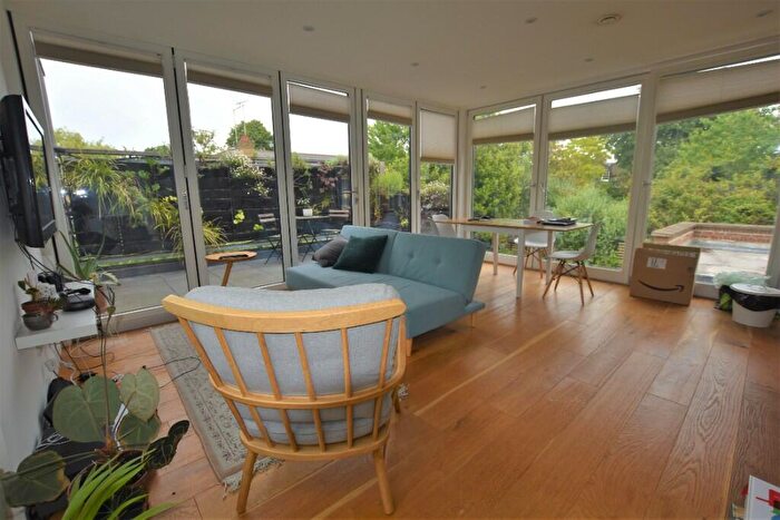 2 Bedroom Mews To Rent In Southgate Grove, London, N1