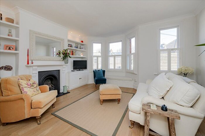 2 Bedroom Maisonette For Sale In Roxwell Road, Shepherd's Bush, W12
