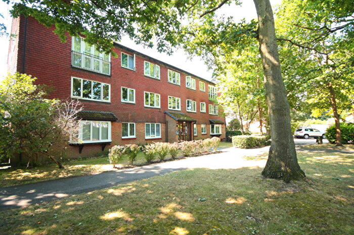 2 Bedroom Flat To Rent In Hallington Close, Woking, GU21