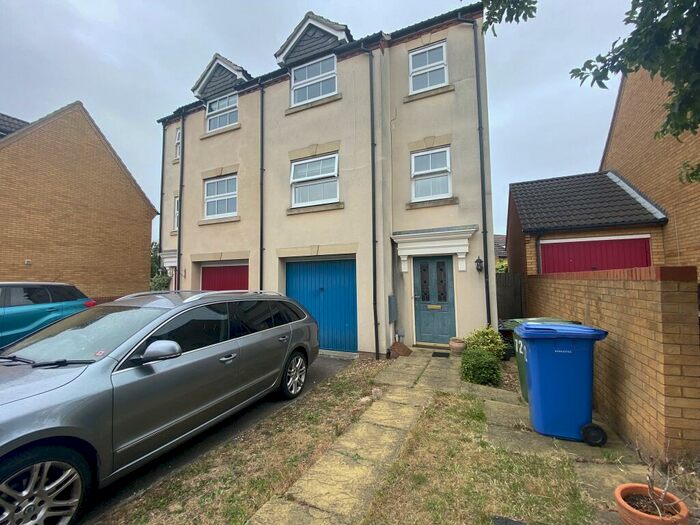 4 Bedroom Town House To Rent In Monarch Drive Kemsley, ME10