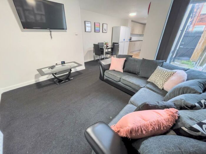 6 Bedroom Terraced House To Rent In Adelaide Road, L7