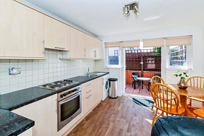 2 Bedroom Flat For Sale In Grove Close, Slough, SL1