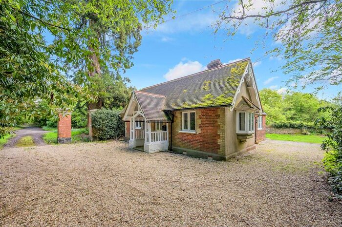 3 Bedroom Detached House For Sale In Dorking Road, Tadworth, KT20