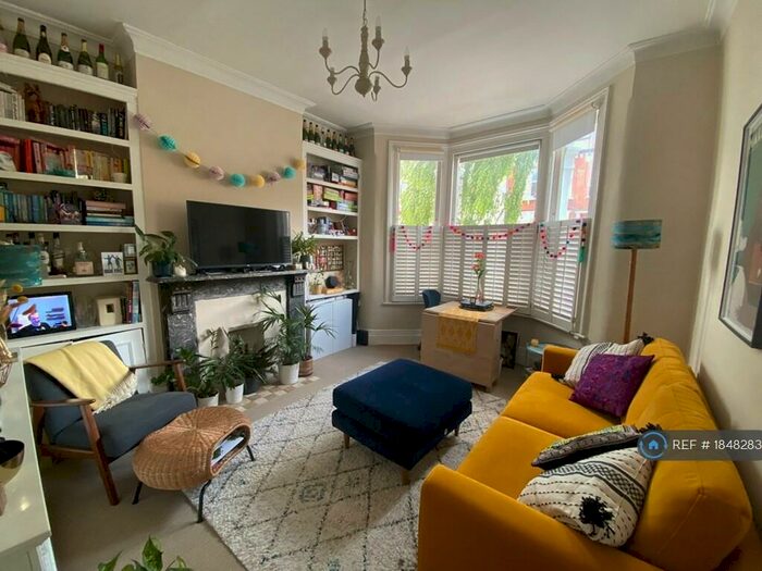 2 Bedroom Flat To Rent In Victorian Mid-Terraced Garden, Battersea, SW11