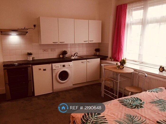 Studio To Rent In Green Lanes, London, N13