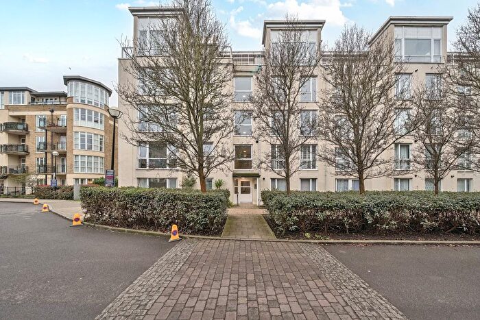 2 Bedroom Flat For Sale In Cedar House, Melliss Avenue, TW9