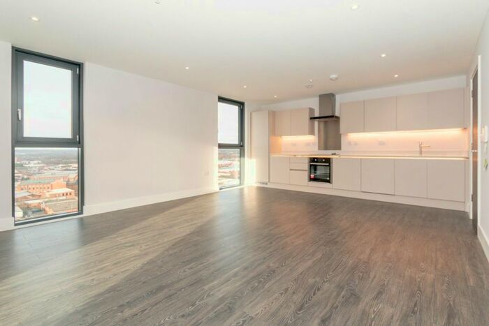 3 Bedroom Flat To Rent In Cheetham Hill Road, Manchester, M4