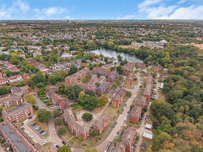 2 Bedroom Flat To Rent In Rivenhall Gardens, Snaresbrook, E18