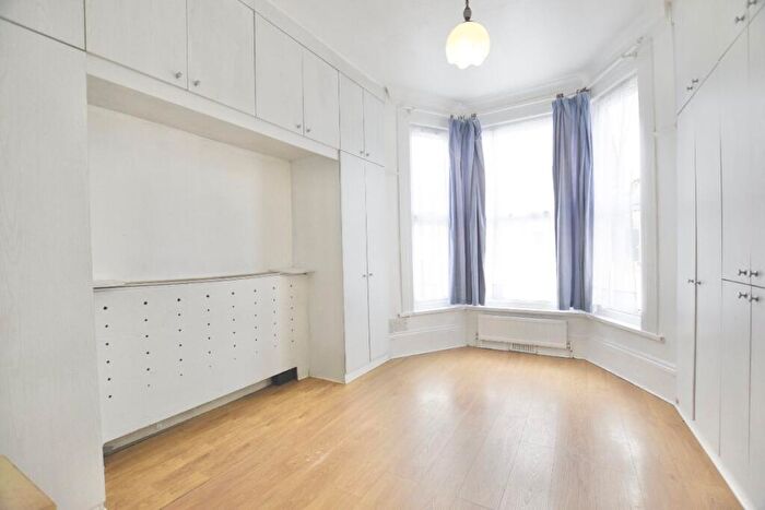 1 Bedroom Flat To Rent In Selborne Road, Ilford, IG1