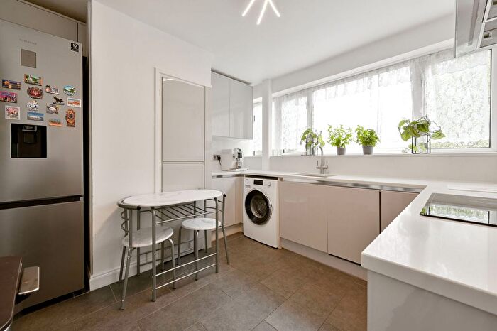 3 Bedroom Flat For Sale In Burden Close, Brentford, TW8