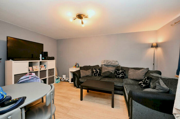 2 Bedroom Apartment To Rent In Gladbeck Way, Enfield, Middlesex, EN2