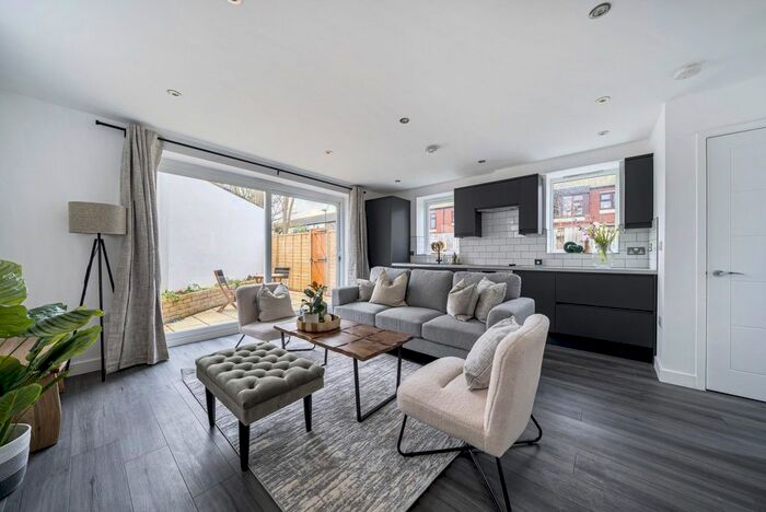 1 Bedroom Detached House To Rent In Kingston Lane, Teddington, TW11