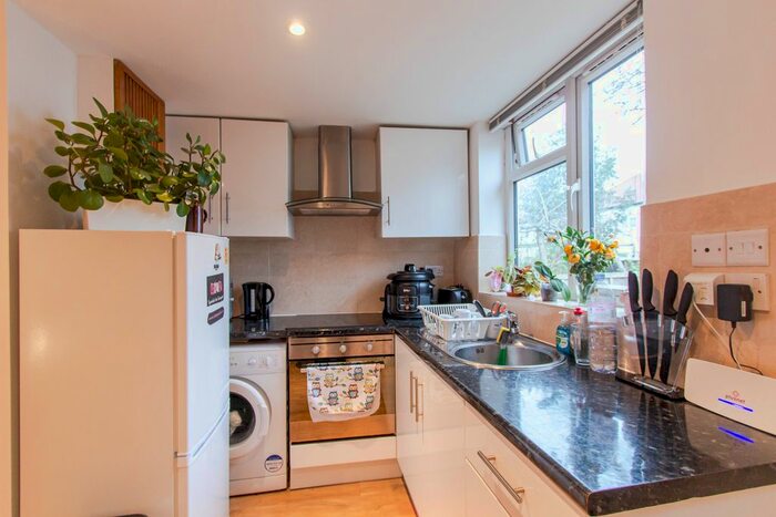 1 Bedroom Bungalow To Rent In Hallswelle Road, London, NW11