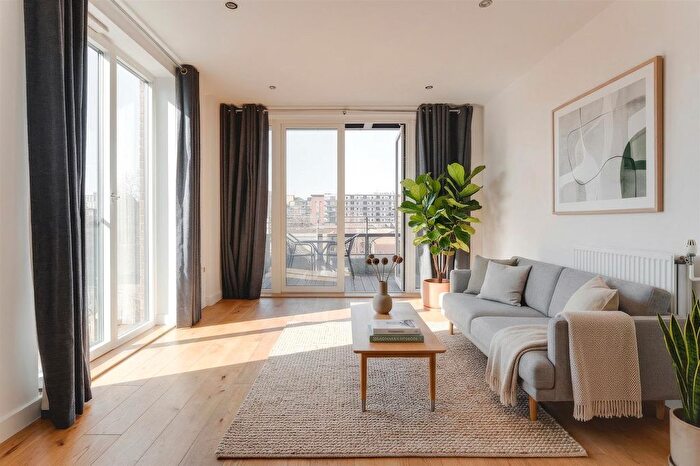 2 Bedroom Flat For Sale In Lovelace Street, Hackney, E8