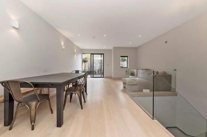 3 Bedroom Flat To Rent In Revelstoke Road, London, SW18
