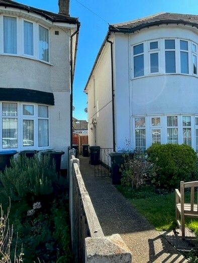 2 Bedroom Flat To Rent In Layard Road, Enfield, EN1
