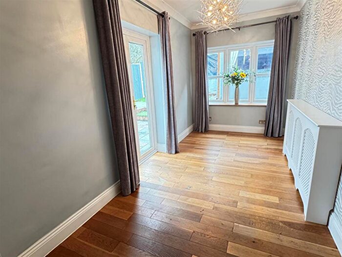 4 Bedroom Detached House For Sale In Hambro Avenue, Rayleigh, SS6