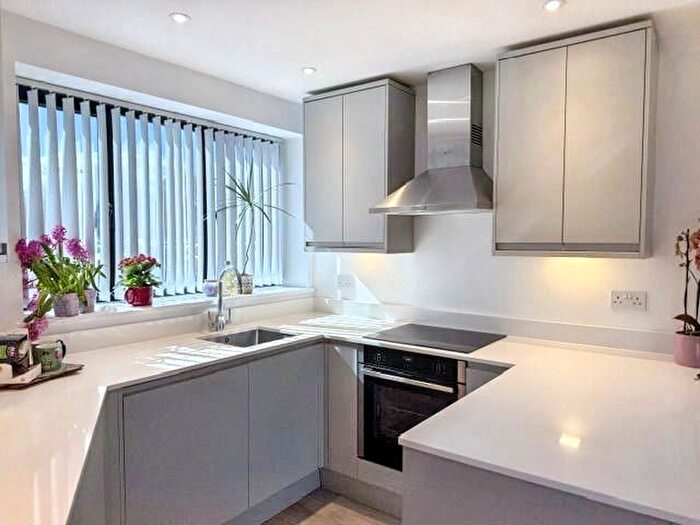 2 Bedroom Flat For Sale In The Broadway, High Street, Chesham, HP5