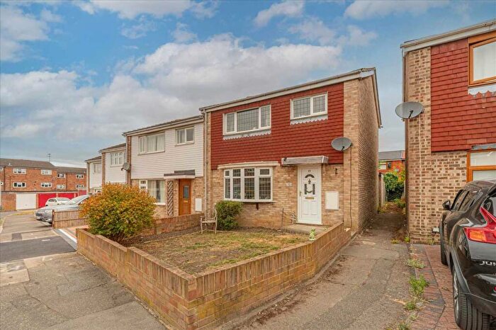 3 Bedroom End Of Terrace House For Sale In Owlets Hall Close, Hornchurch, Hornchurch, RM11