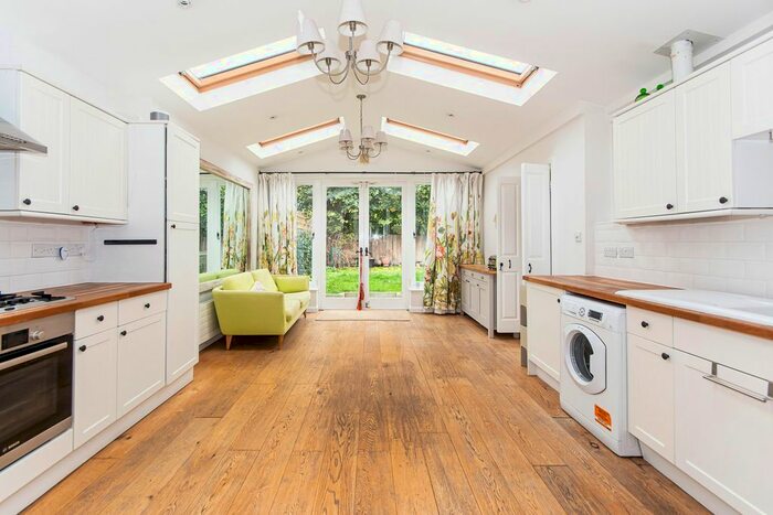 2 Bedroom Flat To Rent In Mayford Road, London, SW12