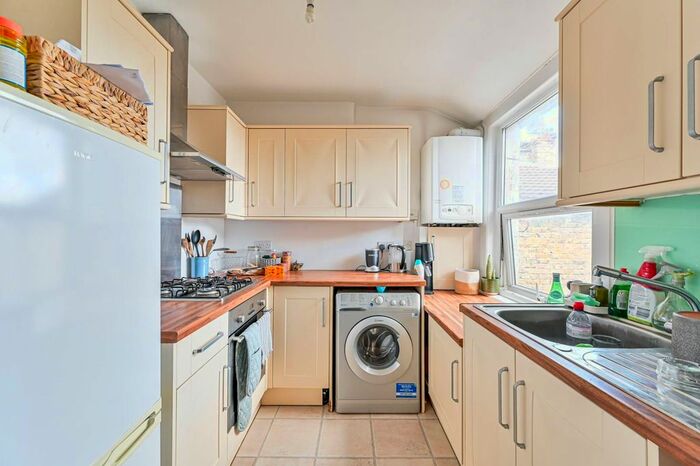 1 Bedroom Flat To Rent In Coverton Road, Tooting Broadway, London, SW17