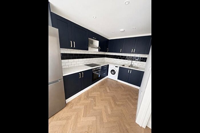 2 Bedroom Flat To Rent In Hampton Hill, High Street, TW12